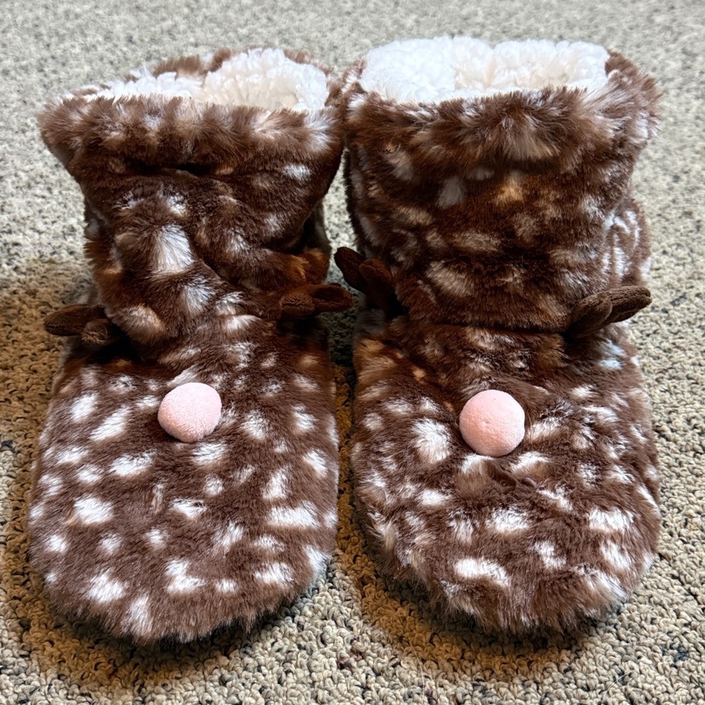 Reindeer Booties Slippers Christmas Brown & White Fuzzy w Pink Nose 7-8 NWOT